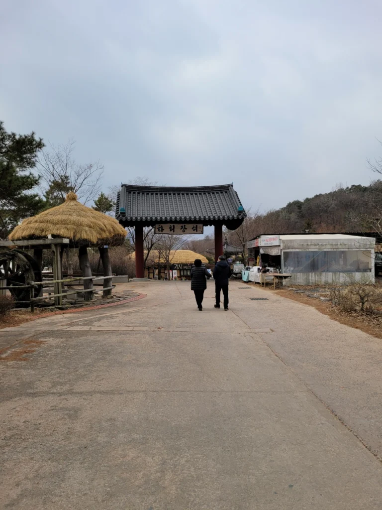 안동하회마을 입구를 향해 부부가 걸어가고 있는 사진