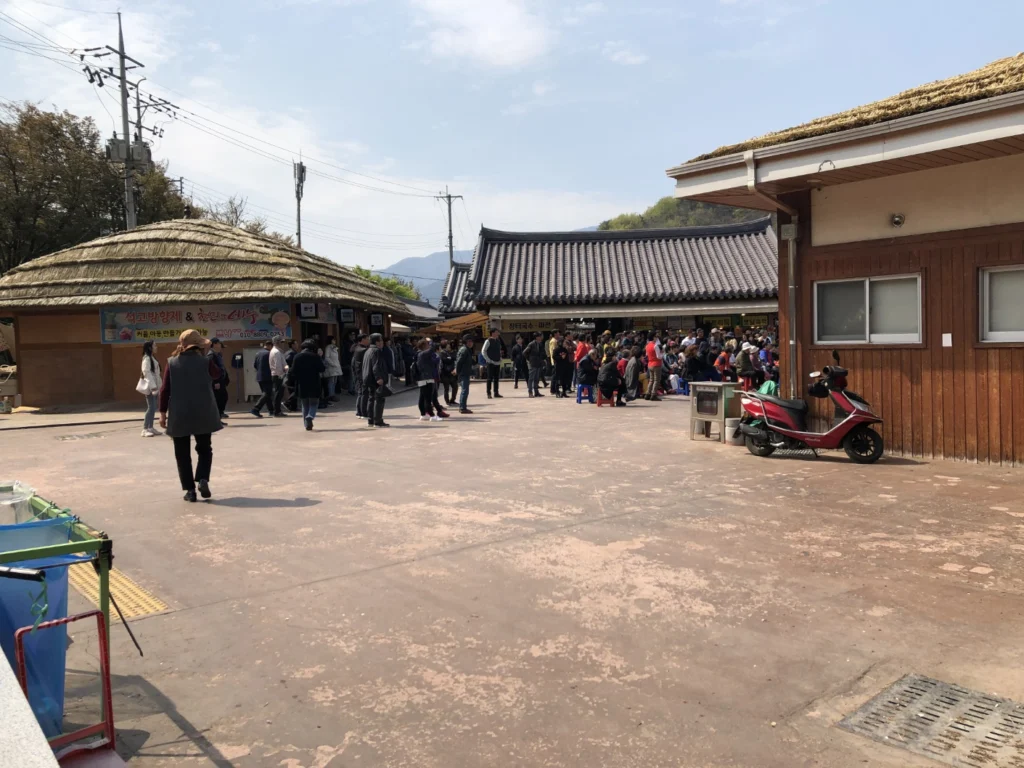 화개장터 내 사람들이 많이 모여 거리 공연을 구경하고 있는 사진 화개장터 내 사람들이 많이 모여 거리 공연을 구경하고 있는 사진