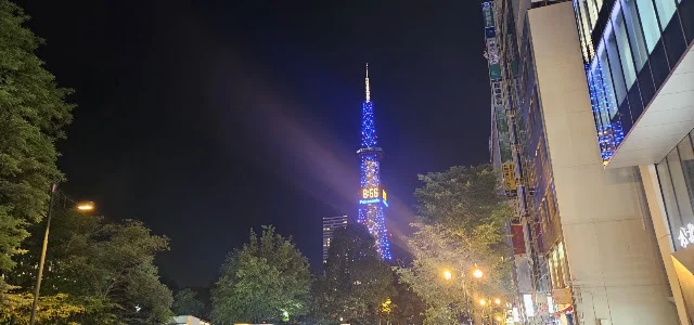 오도리 공원에서 삿포로 TV타워가 보이는 사진